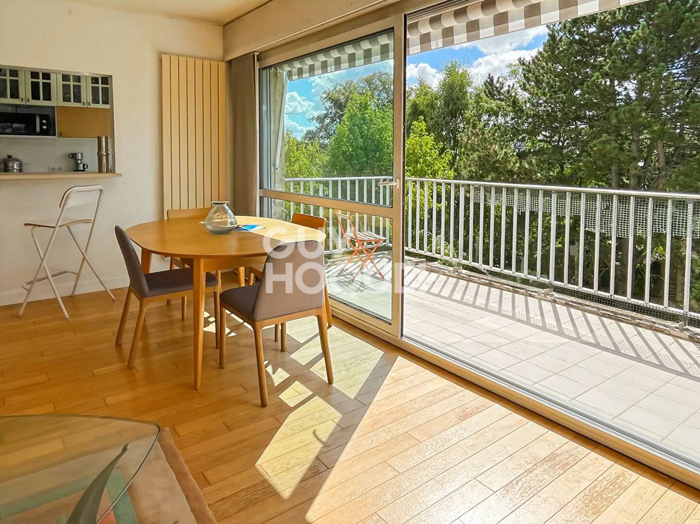 d&eacute;couvrez un appartement d'exception &agrave; garches, alliant &eacute;l&eacute;gance, confort et prestations haut de gamme. id&eacute;alement situ&eacute;, cet appartement unique saura s&eacute;duire les amateurs de beaux espaces.