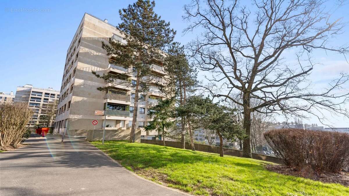 d&eacute;couvrez le co&ucirc;t moyen pour la r&eacute;novation d&rsquo;un appartement &agrave; garches : prix au m&sup2;, facteurs influen&ccedil;ant le budget, conseils pour estimer vos travaux et optimiser votre investissement.