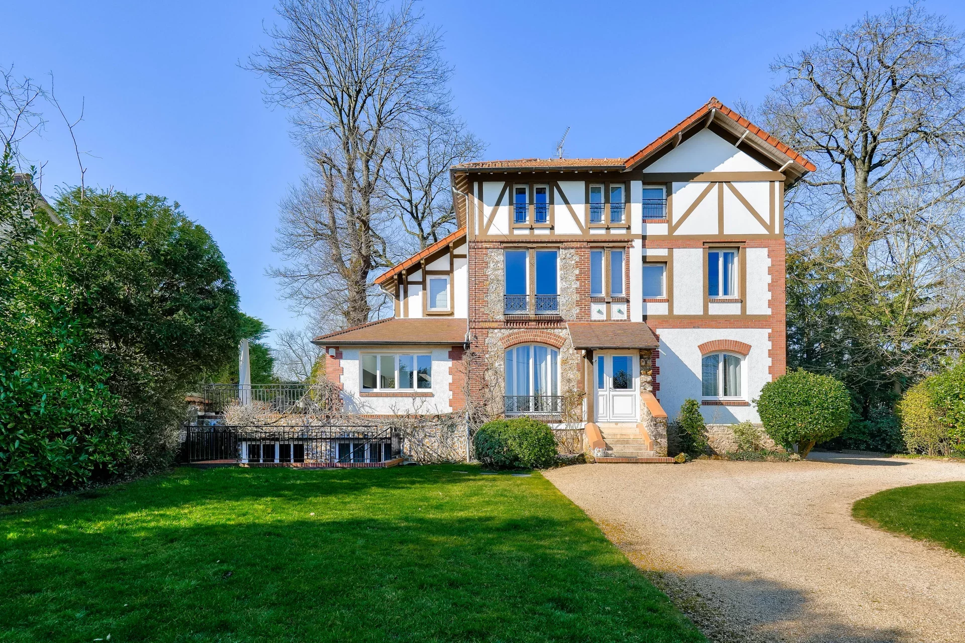 besoin d&rsquo;un &eacute;lectricien &agrave; garches 92260 ? installation, d&eacute;pannage et r&eacute;novation &eacute;lectrique par des professionnels qualifi&eacute;s. intervention rapide et devis gratuit.