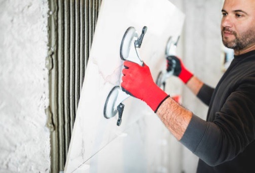 d&eacute;couvrez le prix au m&egrave;tre carr&eacute; d&rsquo;un carreleur en 2024 : tarifs pour la pose de carrelage, facteurs influen&ccedil;ant le co&ucirc;t et conseils pour estimer votre budget travaux.