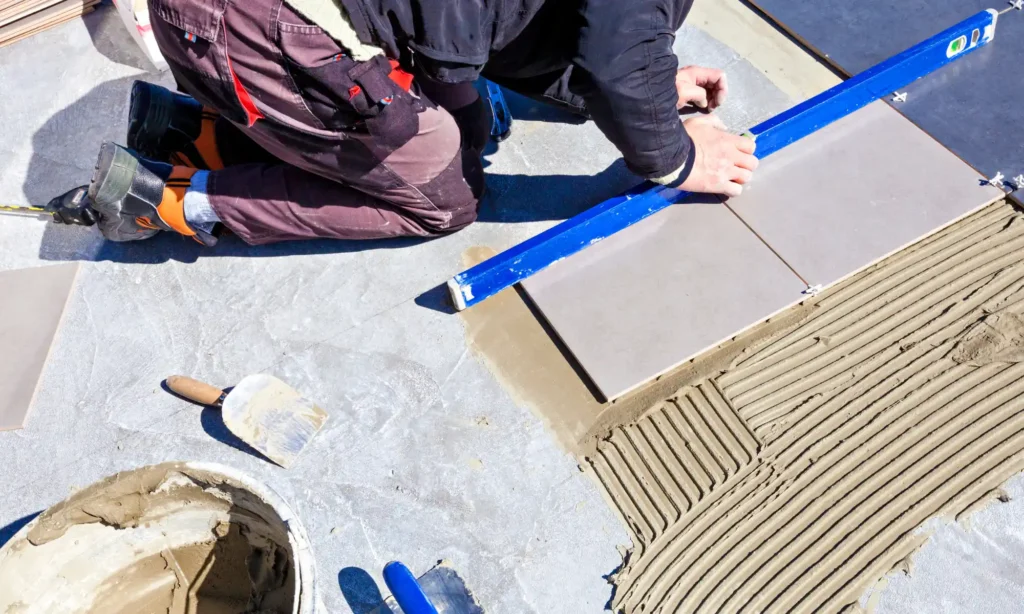 d&eacute;couvrez le prix d&rsquo;un carreleur au m&sup2; en 2024, les facteurs qui influencent le tarif de pose de carrelage et nos conseils pour estimer votre budget travaux.