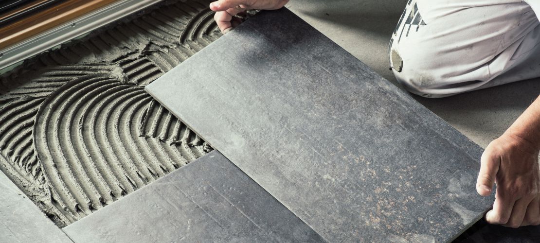 d&eacute;couvrez le prix au m&egrave;tre carr&eacute; d'un carreleur en 2024 : tarifs moyens, facteurs influen&ccedil;ant le co&ucirc;t et conseils pour bien choisir votre professionnel.