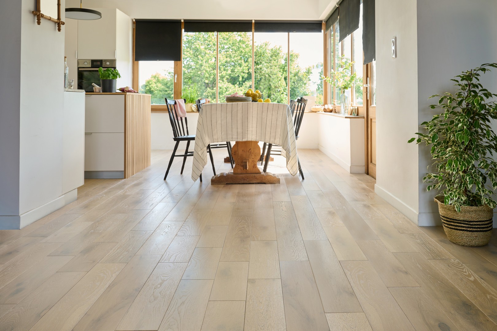 d&eacute;couvrez tout sur le prix du parquet : types, crit&egrave;res de choix, fourchettes de prix au m&sup2; et conseils pour bien estimer le co&ucirc;t de votre rev&ecirc;tement de sol.