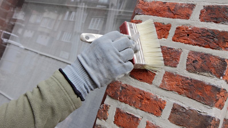 découvrez le prix au mètre carré pour la peinture de façade : facteurs à prendre en compte, fourchettes de tarifs, conseils pour estimer et réussir vos travaux en 2024.