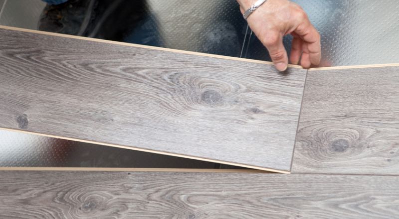 découvrez le prix de la pose de parquet au mètre carré, les facteurs qui influencent le coût et des conseils pour budgétiser votre projet de revêtement de sol.