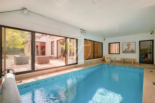 d&eacute;couvrez notre service de r&eacute;novation de luxe &agrave; garches : conception sur-mesure, mat&eacute;riaux haut de gamme et savoir-faire d&rsquo;exception pour sublimer votre int&eacute;rieur. demandez votre devis personnalis&eacute;.