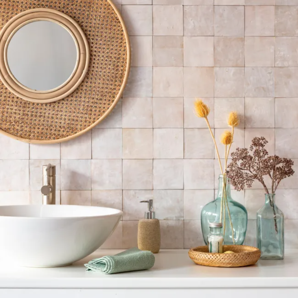 d&eacute;couvrez nos id&eacute;es et conseils pour la r&eacute;novation de votre salle de bain en 2023 : astuces de d&eacute;coration, tendances, mat&eacute;riaux modernes et solutions pour optimiser l'espace et le confort.