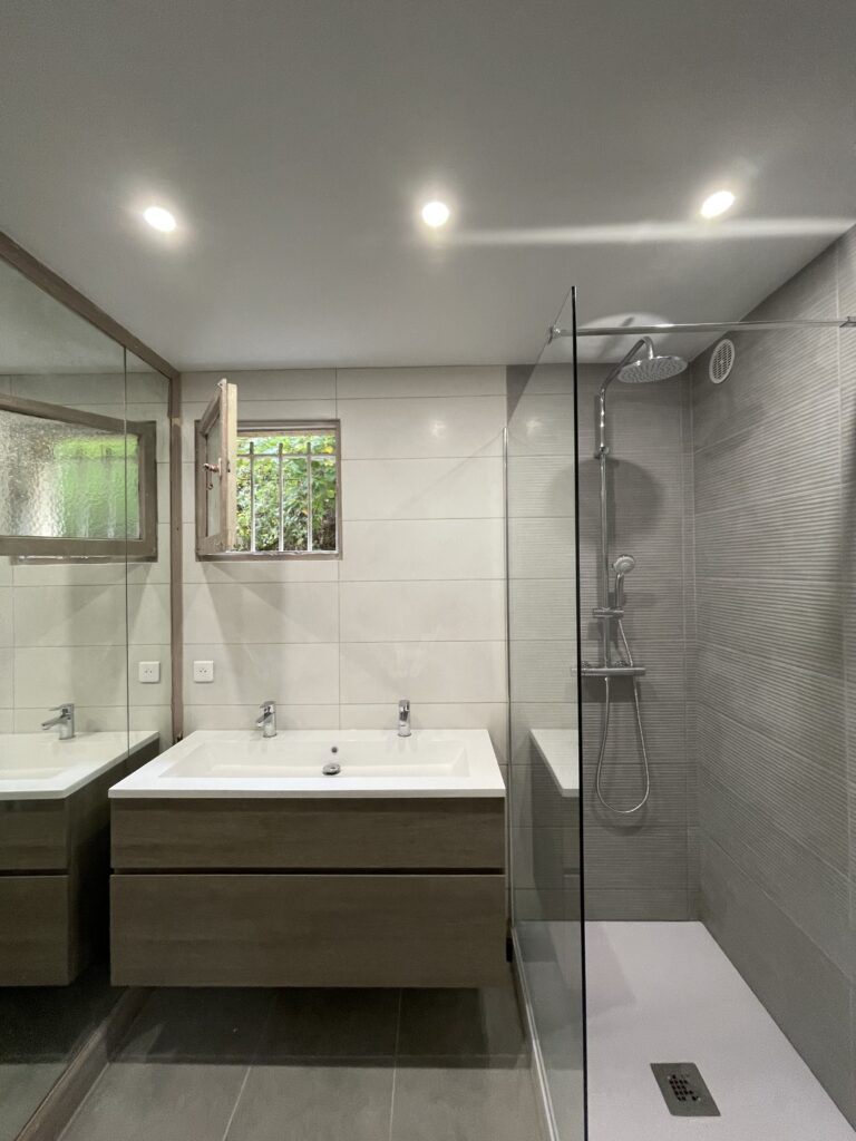 envie de rénover votre salle de bain à garches ? nos experts vous accompagnent pour créer un espace moderne, fonctionnel et sur-mesure. conseils, conception et travaux de qualité.