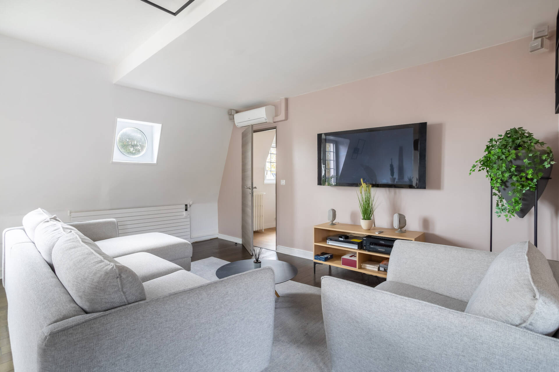 besoin de r&eacute;nover votre salon &agrave; garches ? d&eacute;couvrez nos conseils et id&eacute;es pour une transformation r&eacute;ussie de votre espace de vie. inspirations d&eacute;co, choix des mat&eacute;riaux et astuces pratiques pour un salon moderne et accueillant.