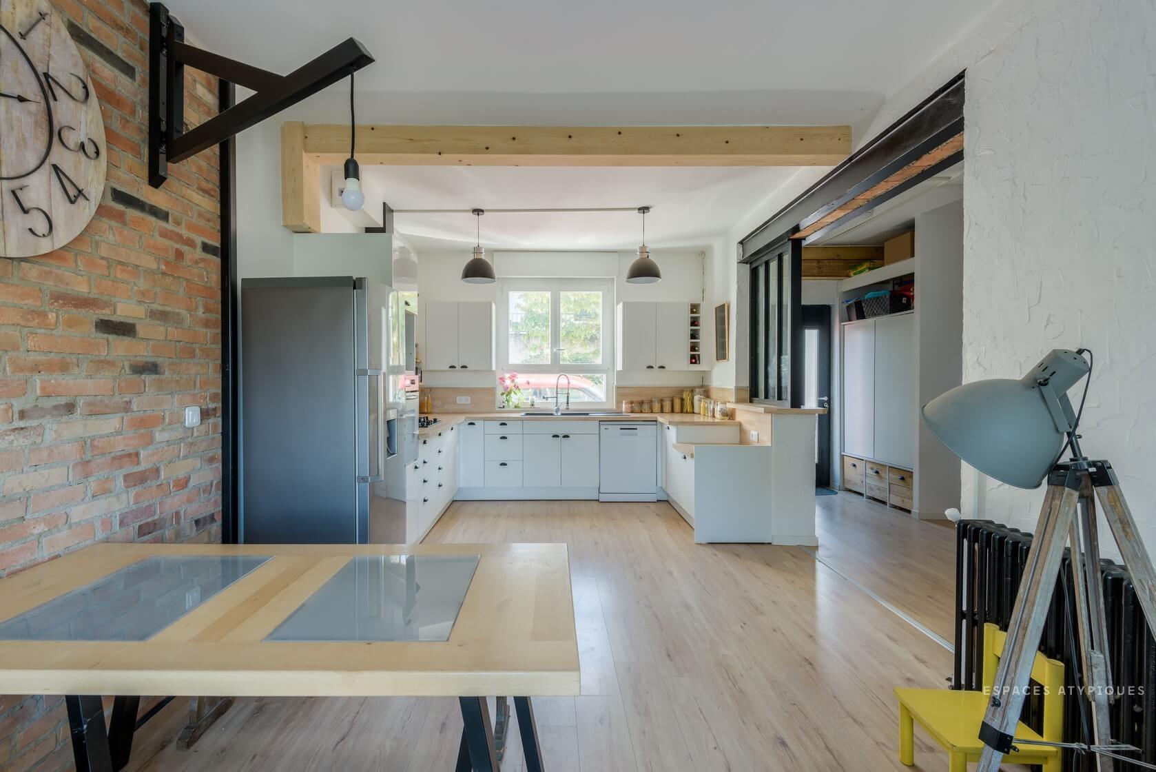 d&eacute;couvrez tout ce qu'il faut savoir sur le prix d'un mur porteur : co&ucirc;ts moyens, facteurs d'&eacute;volution des tarifs, conseils pour budg&eacute;tiser vos travaux et astuces pour bien choisir votre professionnel.