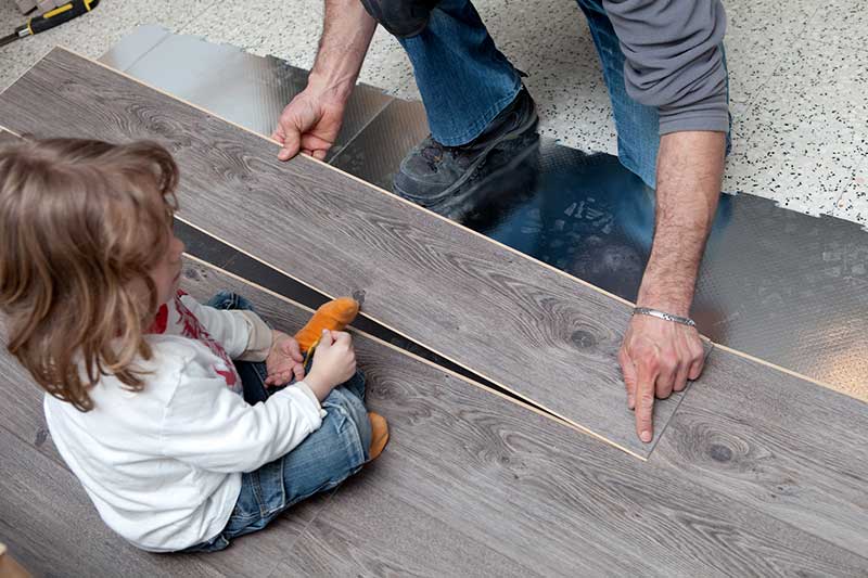 d&eacute;couvrez le prix de la pose de parquet stratifi&eacute; au m2, les facteurs qui influencent le co&ucirc;t et nos conseils pour bien estimer votre budget avant de r&eacute;nover votre sol.