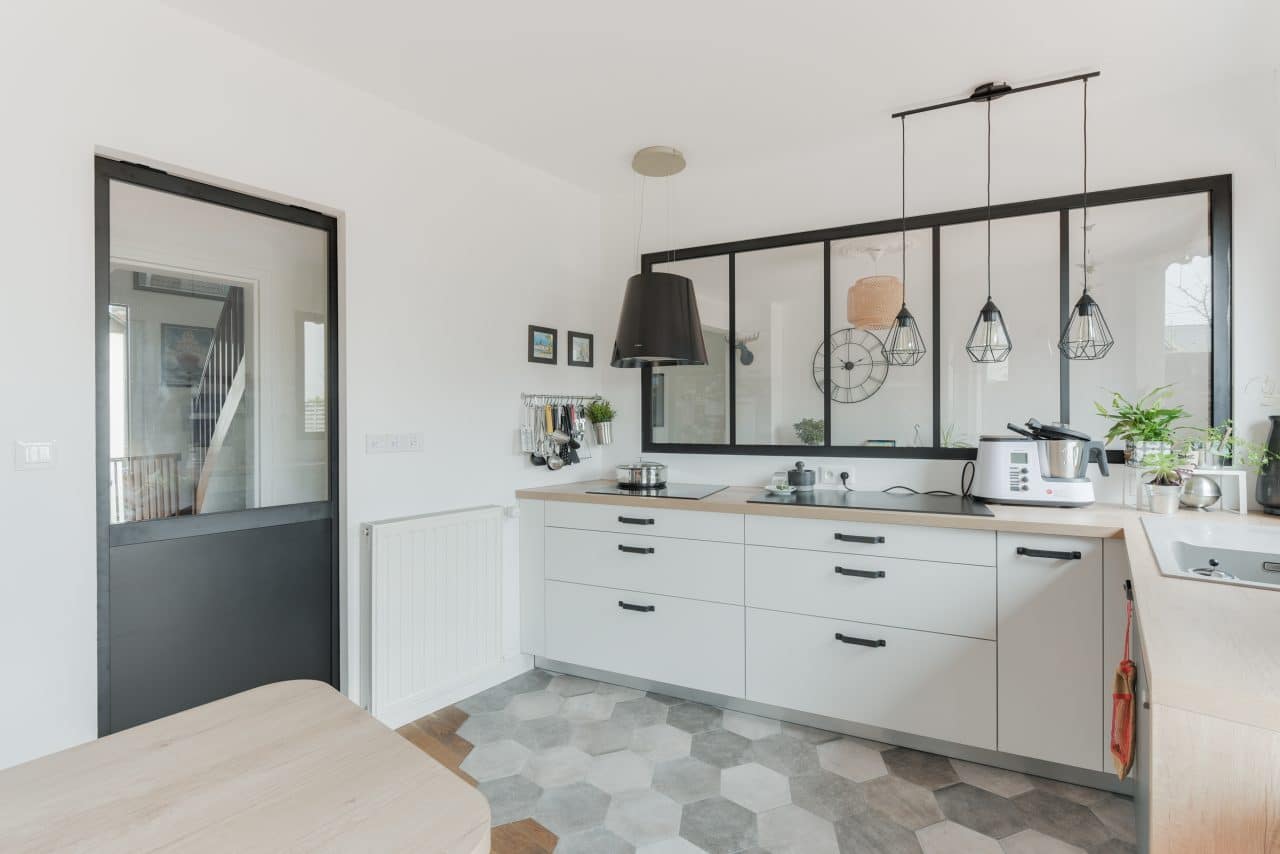 découvrez nos conseils et inspirations pour une rénovation de cuisine chic : matériaux haut de gamme, agencement moderne, astuces déco et idées pour transformer votre cuisine en un espace élégant et fonctionnel.