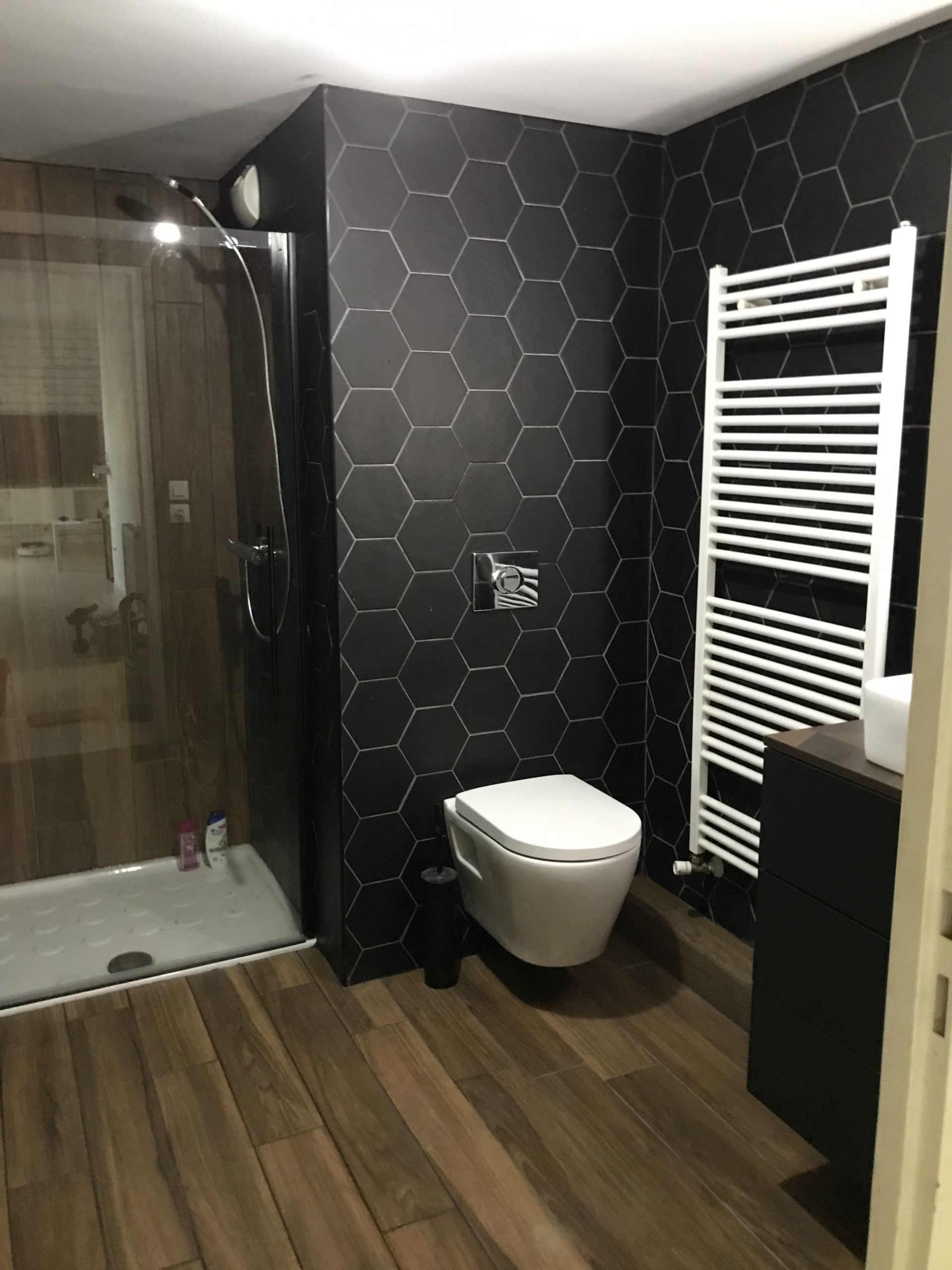 transformez votre salle de bain &agrave; garches avec nos services de r&eacute;novation sur mesure. b&eacute;n&eacute;ficiez d'un accompagnement professionnel pour un espace moderne, fonctionnel et esth&eacute;tique. devis gratuit et conseils personnalis&eacute;s.